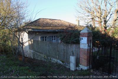 photographie “Le Jour ni l‘Heure 1679 : maison de Rose Louverture, 1823-1900, petite-fille de Toussaint Louverture,  à Astaffort, Lot-et-Garonne, Agenais, mercredi 21 décembre 2022, 15:30:07” par Renaud Camus — www.renaud-camus.net