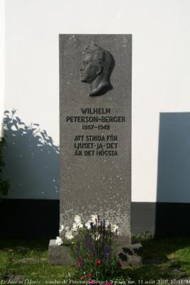 photographie “Le Jour ni l\'Heure 0102 : tombe du compositeur Wilhelm Peterson-Berger, 1867-1942, contre l\'église de lîle de Frösö, près d\'Östersund, Jämtland, mercredi 11 août 2010, 17:41:30” par Renaud Camus — www.renaud-camus.net — tombe, grave, sépulture, grav, church, kyrk, kyrke, composer, musicien, musician