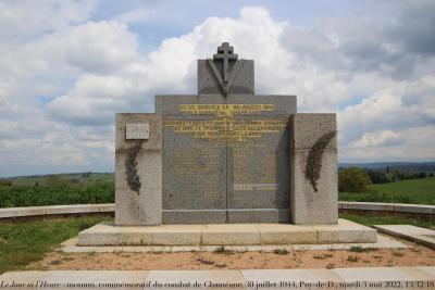 photographie “Le Jour ni l’Heure 4427 : monument commémoratif du combat de Chaméane, 30 juillet 1944, Puy-de-Dôme, Auvergne, mardi 3 mai 2022, 13:32:18” par Renaud Camus — www.renaud-camus.net — Chaméane, combat de Chaméane, bataille de Chaméane, Résistance, Puy-de-Dôme, Auvergne, 30 juillet 1944, maquis