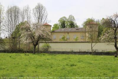 photographie “Le Jour ni l’Heure 4436 : château de Saint-Genès-la-Tourette, 1761, Livradois, Puy-de-Dôme, Auvergne, où séjourna André Gide en 1940 chez le docteur Roland Cailleux, écrivain — mardi 3 mai 2022, 13:52:31” par Renaud Camus — www.renaud-camus.net — Saint-Genès-la-Tourette, château, de, château de Saint-Genès-la-Tourette, Livradois, Puy-de-Dôme, Auvergne, demeures de l'esprit