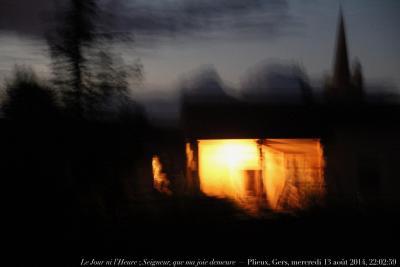 photographie “Le Jour ni l’Heure 8640 : Seigneur, que ma joie demeure — En Lomagne — Plieux, Gers, Gascogne, mercredi 13 août 2014, 22:02:59” par Renaud Camus — www.renaud-camus.net — Seigneur que ma joie demeure, Que ma joie demeure, nocturne, Plieux, Lomagne, En Lomagne, Gers, Gascogne, maison, nuit