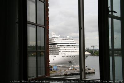 photographie “Le Jour ni l\'Heure 0003 : le vaisseau Poésie dans la fenêtre, Stockholm, Saltsjöqvarn, Elite Marina Hotel, ch. 612, mardi 4 août 2010, 12:31:17” par Renaud Camus — www.renaud-camus.net — Poetry, Poesia, ship, vaisseau, paquebot, window, hôtel, port, harbour, Sweden, Suède, Sverige