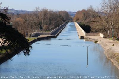 photographie “Le Jour ni l’Heure 3343 : Agen, Lot-et-Garonne — le pont-canal, 1839-1847, Jean-Baptiste de Baudre, 1773-1850 et Jean Gratien de Job, 1802-1875, ing., lundi 6 février 2023, 12:11:10” par Renaud Camus — www.renaud-camus.net — Agen, pont-canal, Lot-et-Garonne, Jean-Baptiste de Baudre, Jean Gratien de Job, canal latéral à la Garonne, Garonne, canal latéral