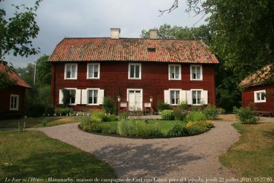 photographie “Le Jour ni l\'heure 8438 : Hammarby, maison de campagne de Carl von Linné, 1707-1778, près d\'Uppsala, Uppland, Suède,  jeudi 22 juillet 2010, 15:27:05” par Renaud Camus — www.renaud-camus.net — house, botanique, botanist, taxinomie, taxinomy, taxinomiste, country house, maisons de savant, scientists' houses, science, XVIII, XVIIIe siècle, Age of Reason, siècle des Lumières, Demeures de l'esprit, Linnaeus