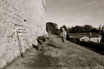 photographie “Le Jour ni l’Heure 9111 : autoportrait en fossoyeur — l’enterrement du chien Ottokar, Plieux, lundi 2 septembre 2013, 18:43:20” par Renaud Camus — www.renaud-camus.net — selfportrait, autoritratto, grave digger, tombe, grave