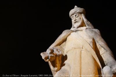 photographie “Le Jour ni l’Heure 2618 : statue, 1955, de Ben Galbon, seigneur de Molina et ami du Cid Campeador, par Joaquin Lucarini, 1905-1969,  Burgos, pont San Pablo, mardi 27 août 2024, 22:05:47” par Renaud Camus — www.renaud-camus.net — Ben Galbon, senor de Molina, El Cid Campeador, Ciclo cidiano, El Cantar de Mio Cid, statue, estatua, Lucarini, Joaquin Lucarini, 1955, Burgos, ponte de San Pablo, Castille, Castilla y Leon, Vieille-Castille, Espagne, Espanha, Spain, soumission, vassalité, clef, remise des clefs