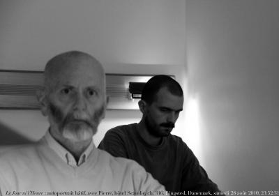 photographie “Le Jour ni l\'Heure 0593 : autoportrait hâtif, avec Pierre, hôtel Scandic, ch. 316, Ringsted, Sjælland, Danemark, samedi 28 août 2010, 23:52:31” par Renaud Camus — www.renaud-camus.net — selfportrait, hotel room, chambre d'hôtel, Denmark, Danmark