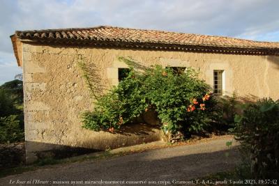 photographie “Le Jour ni l’Heure 7689 : maison ayant miraculeusement échappé à la Grande Pelade et conservé son crépi, Gramont, Tarn-et-Garonne, jeudi 3 août 2023, 19:57:42” par Renaud Camus — www.renaud-camus.net — Gascogne, crépi, arrachage d'enduit, arrachement des enduits, enduit, Enduits, Gramont, Tarn-et-Garonne