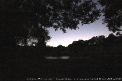 photographie “Le Jour ni l’Heure 7890 : Le Soir — Boué, Lectoure, Gers, Gascogne, vendredi 19 août 2022, 22:14:19” par Renaud Camus — www.renaud-camus.net — Lectoure, Boué, soir, étang, nocturne