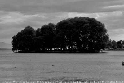 photographie “Le Jour ni l’Heure 8701 : île de La Harpe, 1838, hommage à Frédéric-César de La Harpe, 1754-1838, Rolle, canton de Vaud, vendredi 16 septembre 2022, 17:57:06” par Renaud Camus — www.renaud-camus.net — Rolle, île de La Harpe, La Harpe, Frédéric-César de La Harpe, île, île de Rolle, île des Morts, Vaud, canton de Vaud