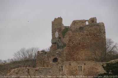 photographie “Le Jour ni l’Heure 9525 : château de Talmont, XIe-XVe s., Talmont-Saint-Hilaire, Vendée, Bas-Poitou, mercredi 1er janvier 2025, 13:32:55” par Renaud Camus — www.renaud-camus.net — Talmont, château de Talmont, Talmont-Saint-Hilaire, Vendée, Bas-Poitou, château, forteresse, château-fort