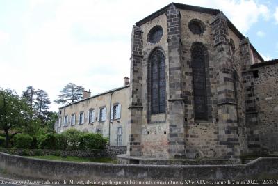 photographie “Le Jour ni l‘Heure 4860 : abbaye de Mozat, abside gothique et bâtiments conventuels, XVe-XIXe s., Puy-de-Dôme, Auvergne, samedi 7 mai 2022, 12:53:44” par Renaud Camus — www.renaud-camus.net — Mozat, Mozac, abbaye de Mozat, abside, bâtiments conventuels, Puy-de-Dôme, gothique, Auvergne