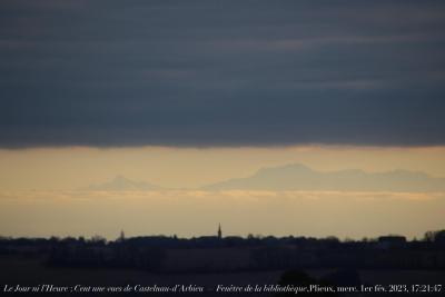 photographie “Le Jour ni l‘Heure 3174 : Cent une vues de Castelau-d’Arbieu — Fenêtre de la bibliothèque, Plieux, Gers,  mercredi 1er février 2023, 17:21:47” par Renaud Camus — www.renaud-camus.net — 101 vues de Castelnau-d'Arbieu, Castelnau-d'Arbieu, Plieux, bibliothèque, Arbieu, 101 vues, Lomagne, Fenêtre de la bibliothèque, Pyrénées