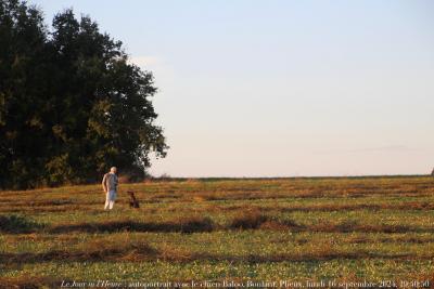 photographie “Le Jour ni l’Heure 3213 : autoportrait avec le chien Baloo, Boulant, Plieux, Gers, lundi 16 septembre 2024, 19:40:50” par Renaud Camus — www.renaud-camus.net — autoportrait, selfportrait, autoritratto, autoretrato, selbstbildnis, Plieux, Boulant, Baloo, chien, 15-6 septembre 2024