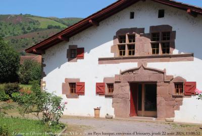 photographie “Le Jour ni l’Heure 0822 : belle maison, XVIe s. (?), au Pays basque, environs d’Irissarry, Pyrénées-Atlantiques, jeudi 22 août 2024, 13:08:52” par Renaud Camus — www.renaud-camus.net — Irrissarry, Ossès, Pays basque, maison, belle maison, Pyrénées-Atlantiques, Renaissance