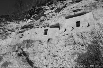 photographie “Le Jour ni l‘Heure 3323 : Agen, Lot-et-Garonne, habitations troglodytiques dans les falaises du coteau de l‘Ermitage, lundi 6 février 2023, 11:34:55” par Renaud Camus — www.renaud-camus.net — Agen, Ermitage, coteau de l'Ermitage, coteau, falaise, troglodytisme, habitations troglodytiques, grottes, L'Ermitage, Lot-et-Garonne, Agenais, En Agenais