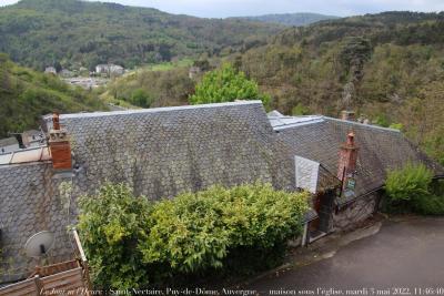 photographie “Le Jour ni l’Heure 4383 : Saint-Nectaire, Puy-de-Dôme, Auvergne — maison sous l’église, mardi 3 mai 2022, 11:46:40” par Renaud Camus — www.renaud-camus.net — Saint-Nectaire, Puy-de-Dôme, Auvergne, maison, Delpuech, Alain Delpuech, toit