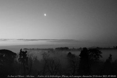 photographie “Le Jour ni l’Heure 1223 : Alla luna — Fenêtre de la bibliothèque, Plieux, en Lomagne, dimanche 23 février 2025, 07:09:01” par Renaud Camus — www.renaud-camus.net — lune, Alla luna, Leopardi, Plieux, fenêtre de la bibliothèque