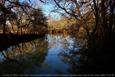 photographie “Le Jour ni l‘Heure 1695 : la rivière Gers en aval d’Astaffort, Lot-et-Garonne, Gers, mercredi 21 décembre 2022, 15:55:30” par Renaud Camus — www.renaud-camus.net — Gers, Le Gers, rivière, rivière Gers, Astaffort, Roques, Lot-et-Garonne, Agenais, En Agenais