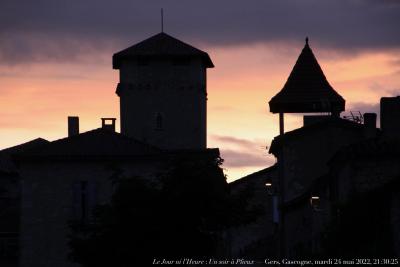 photographie “Le Jour ni l’Heure 5536 : En Lomagne — Un soir à Plieux, Gers, Gascogne, mardi 24 mai 2022, 21:30:25” par Renaud Camus — www.renaud-camus.net — Plieux, Un soir à Plieux, château, rampe, poterne, chapeau de gendarme, tour, Lomagne, En Lomagne, Gers, Gascogne, soir, crépuscule