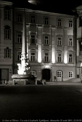 photographie “Le Jour ni l\'Heure 3068 : Un soir à Laybach (Ljubljana), Slovénie, dimanche 21 août 2011, 21:24:59” par Renaud Camus — www.renaud-camus.net — Slovenia, fontaine, baroque, XVIIIe siècle, XVIIIth century, Age of Reason, siècle des Lumières, néoclassicisme, neoclassicism