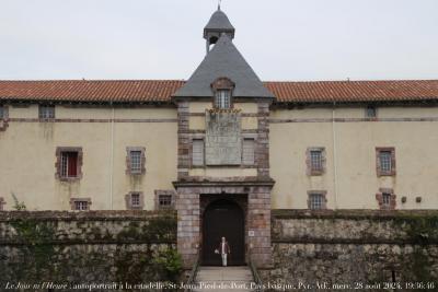 photographie “Le Jour ni l’Heure  2763 : autoportrait à la citadelle, SainJea,-Pied-de-Port, Pays basque, Pyrénées-Atlantiques, mercredi 28 août 2024, 19:36:46” par Renaud Camus — www.renaud-camus.net — autoportrait, selfportrait, selbstbildnis, autoritratto, citadelle, autoportrait à la citadelle, Saint-Jean-Pied-de-Port, Pays basque, Pyrénées-Atlantiques