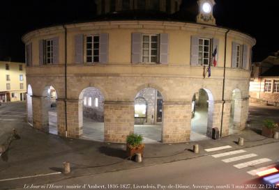 photographie “Le Jour ni l’Heure 4547 : mairie d’Ambert, 1816-1827, vue prise de la chambre 5 à l’hôtel “Les Copains“, Ambert, Livradois, Auvergne, mardi 3 mai 2022, 22:12:12” par Renaud Camus — www.renaud-camus.net — Ambert, mairie, mairie d'Ambert, Les Copains, Jules Romains, hôtel Les Copains, mairie ronde, Livradois, Puy-de-Dôme, Auvergne