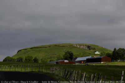 photographie “Le Jour ni l’Heure 5587 : Dans le Cézallier — butte de Brion, Compains, Puy-de-Dôme, Auvergne, jeudi 26 mai 2022, 18:17:16” par Renaud Camus — www.renaud-camus.net — Brion, butte de Brion, Compains, Puy-de-Dôme, Auvergne