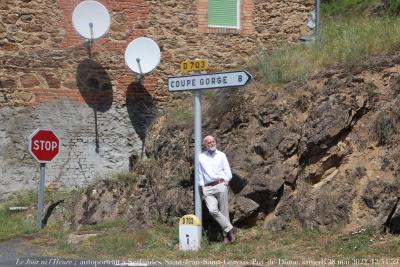 photographie “Le Jour ni l’Heure 5764 : Coupe-Gorge  — autoportrait à Serlandes, Saint-Jean-Saint-Gervais, Puy-de-Dôme, Auvergne, samedi 28 mai 2022, 12:54:59” par Renaud Camus — www.renaud-camus.net — Coupe-Gorge, Serlandes, Saint-Jean-Saint-Gervais, Puy-de-Dôme, Auvergne, autoportrait à Coupe Gorge, autoportrait