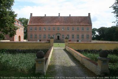 photographie “Le Jour ni l\'Heure 6003 : château ou manoir de Selsø, structure de 1570, entièrement rénové en 1728-1733, près du lac de Selsø et du fjord de Roskilde, Seeland, Danemark, dimanche 30 août 2009, 13:42:48” par Renaud Camus — www.renaud-camus.net — slot, castle, castello, castillo, burg, schloss, Denmark, Danmark, XVIII, XVIIIe siècle, XVIIIth century, Age of Reason, Siècle des Lumières, Frederik IV, Frédéric IV