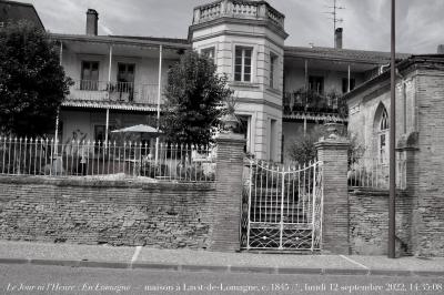 photographie “Le Jour ni l‘Heure 8539 : En Lomagne — maison à Lavit-de-Momagne, c. 1845 (?), Tarn-et-Garonne, lundi 12 septembre 2022, 14:35:08” par Renaud Camus — www.renaud-camus.net — Lavit-de-Lomagne, Tarn-et-Garonne, Lomagne, En Lomagne, maison, belle maison, Louis-Philippe