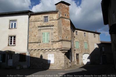 photographie “Le Jour ni l’Heure 4220 : maison Renaissance avec tourelle d‘angle, c. 1530 (?), Vollore-Ville, Puy-de-Dôme, Auvergne, dimanche 1er mai 2022, 18:22:34” par Renaud Camus — www.renaud-camus.net — Vollore-Ville, maison Renaissance, maison à tourelle d'angle, hôtel, Renaissance, Puy-de-Dôme, Auvergne