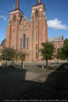 photographie “Le Jour ni l\'Heure 6140 : cathédrale de Roskilde, XIIe-XVIIe s., Seeland, Danemark, dimanche 30 août 2009, 17:18:50” par Renaud Camus — www.renaud-camus.net — cathedral, Absalon, évêque, bishop, rois, kings, kongs, monarchie, monarchy, Sjælland, Denmark, Danmark