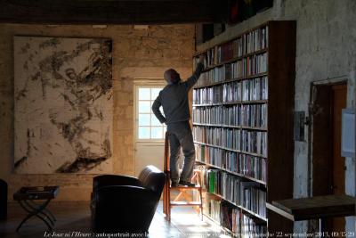 photographie “Le Jour ni l’Heure 9553 : autoportrait avec la Béatrice de Dante (Jean-Paul Marcheschi), Plieux, salle des Pierres, dimanche 22 septembre 2013, 09:35:29” par Renaud Camus — www.renaud-camus.net — selfportrait, autoritratto, bibliothèque, library, Jean-Paul Marcheschi