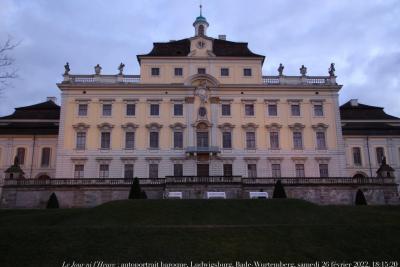 photographie “LeJour ni l\'Heure : autoportrait baroque, Ludwigsburg, Bade-Wurtemberg, samedi 26 février 2022, 18:15:20” par Renaud Camus — www.renaud-camus.net — autoportrait baroque, Ludwigsburg, Bade-Wurtemberg, samedi 26 février 2022, 18:15:20, Un spectre hante l’Europe : moi” spectre , spectre, hante, l’Europe, Allemagne