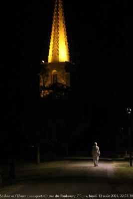 photographie “Le Jour ni l’Heure 0614 : autoportrait rue du Faubourg, Plieux, lundi 12 août 2024, 22:53:19” par Renaud Camus — www.renaud-camus.net — autoportrait, selfportrait, autoritratto, selbstbildnis, Plieux, rue du Faubourg, église