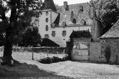 photographie “Le Jour ni l’Heure 0128 : château du Cambon, XVIe-XVIIIe s., Saint-Cernin, Cantal, Haute-Auvergne, samedi 3 août 2024, 15:01:27” par Renaud Camus — www.renaud-camus.net — Cambon, Le Cambon, château du Cambon, Saint-Cernin, Cantal, Haute-Auvergne, Saint-Chamant, château, château d’Auvergne, Auvergne, porche, portail