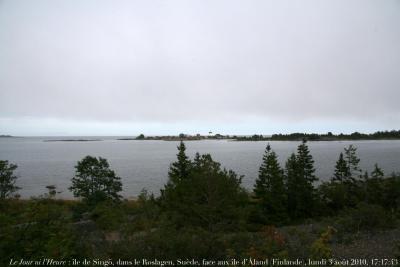 photographie “Le Jour ni l\'Heure 0058 : île de Singö, dans le Roslagen, Suède, face à Svartklubben et, plus lointainement, aux îles Åland (Finlande), lundi 3 août 2010, 17:17:43” par Renaud Camus — www.renaud-camus.net