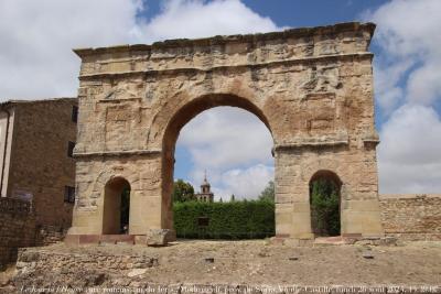 photographie “Le Jour ni l’Heure 1932 : arc romain, fin du Ier s., Medinaceli, province de Soria, Vieille-Castille, Espagne, lundi 26 août 2024, 13:39:07” par Renaud Camus — www.renaud-camus.net — Medinaceli, arco romano, arc, arc romain, flavien, Domitien, Antiquité, Espagne romaine, Espanha Romana, Iberia, Soria, provincia de Soria, province de Soria, Vieille-Castille, Espagne, Espanha, Spain