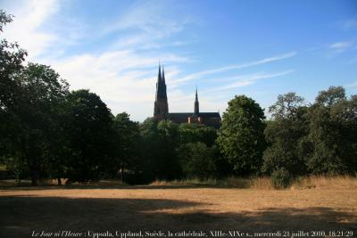 photographie “Le Jour ni l\'Heure 8399 : Uppsala, Uppland, Suède, la cathédrale, XIIIs-XIXe s., mercredi 21 juillet 2010, 18:21:29” par Renaud Camus — www.renaud-camus.net — cathedral, Sweden, Sverige, gothique, gothic, ville, town, parc, park