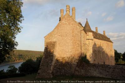 photographie “Le Jour ni l’Heure 8785 : château de La Roche-Jagu, XIVe s., Ploëzal, Côtes-d‘Armor, Bretagne, samedi 31 août 2013, 20:22:53” par Renaud Camus — www.renaud-camus.net — castle, castello, castillo, burg, schloss, Moyen Âge, Middle Ages