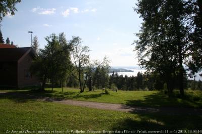 photographie “Le Jour ni l\'Heure 0081 : maison du compositeur Wilhelm Peterson-Berger, 1867-1942, dans l\'île de Frösö, sur le lac Storsjön, près d\'Östersund, dans le Jamtland, mercredi 11 août 2010, 16:06:16” par Renaud Camus — www.renaud-camus.net — house, hus, huset, composer, musicien, musician, maisons d'artiste, artists' houses, demeures de l'esprit, island, maison de compositeur, composer's houses, Sweden, Sverige