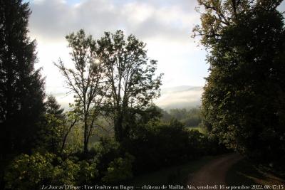 photographie “Le Jour ni l’Heure 8627 : une fenêtre en Bugey — château de Maillat, Ain, vendredi 16 septembre 2022, 08:47:15” par Renaud Camus — www.renaud-camus.net — Bugey, fenêtre, Maillat, château de Maillat, Ain, vue, matin, brume