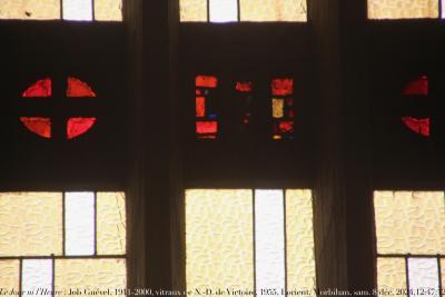 photographie “Le Jour ni l’Heure 8464 : Job Guével, 1911-2000, vitraux de l’église Notre-Dame de Victoire, c. 1955, Lorient, Morbihan, Bretagne, samedi 8 décembre 2024, 12:47:12” par Renaud Camus — www.renaud-camus.net — Guével, Job Guével, maître-verrier, vitrail, vitraux, Lorient, Notre-Dame de Victoire, Morbihan, Bretagne