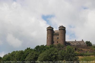 photographie “Le Jour ni l’Heure 0114 : château d’Anjony, XVe-XVIIe s., Tournemire, Cantal, Auvergne, samedi 3 août 2024, 14:40:40” par Renaud Camus — www.renaud-camus.net — Anjony, château d’Anjony, Tournemire, Cantal, Auvergne, Haute-Auvergne, château