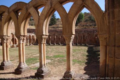 photographie “Le Jour ni l’Heure 2236 : cloître, XIIe s., de San Juan de Duero, Soria, Vieille-Castille, Espagne, mardi 27 août 2024, 11:15:13” par Renaud Camus — www.renaud-camus.net — San Juan de Duero, San Juan, Duero, Soria, claustro, romanico, roman, romane, romanesque, mozarabe, Castille, Vieille-Castille, Castilla, Castilla y Leon