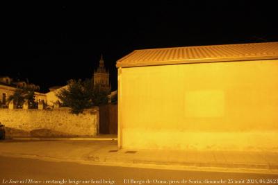 photographie “Le Jour ni l’Heure 1612 : rectangle beige sur fond beige (YHWH) — El Burgo de Osma, province de Soria, en Vieille-Castille, dimanche 25 août 2024, 04:28:23” par Renaud Camus — www.renaud-camus.net — Rectangle beige sur fond beige, YHWH, El Burgo de Osma, Soria, provincia de Soria, province de Soria, Castille, Castilla, Castilla y Leon, Vieille-Castille, Espagne, Espana, Spain