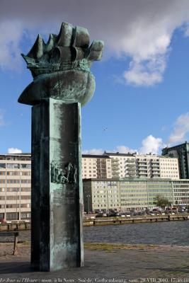 photographie “Le Jour ni l\'Heure 0580 : Carl Milles, 1875-1955, monument à la Nouvelle-Suède pour le troisième centrenaire de sa création, 1931, port de Gothembourg, Suède, samedi 28 août 2010, 17:46:10” par Renaud Camus — www.renaud-camus.net — sculpture, Amérique, America, Delaware, Göteborg, statue, sculpteur, sculptor, port, harbour, Sverige, Sweden