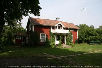 photographie “Le Jour ni l\'Heure 0007 : Fastigheten Augustberg, maison du caricaturiste, peintre et écrivain Albert Engström, 1869-1940, à Grisslehamn, dans le Roslagen, Suèden, mardi 3 août 2010, 14:43:39” par Renaud Camus — www.renaud-camus.net — chalet, mer, sea, studio, ateljé, writer, painter, caricaturist, maisons d'artiste, artist's houses, maisons d'écrivain, writers houses, demeures de l'esprit, dwellings of the mind, Suède, Sweden, Sverige, Roslagen