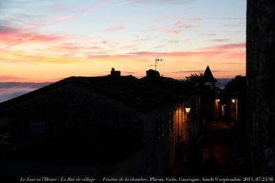 photographie “Le Jour ni l’Heure 9223 : La Rue de village — Fenêtre de la chambre, Plieux, Gers, Gascogne, Midi-Pyrénées, lundi 9 septembre 2013, 07:23:36” par Renaud Camus — www.renaud-camus.net — aube, dawn, aurore, village street, ciel, sky, rose